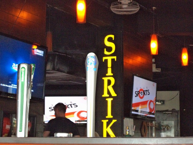 STRIKERS SPORTS PUB の写真